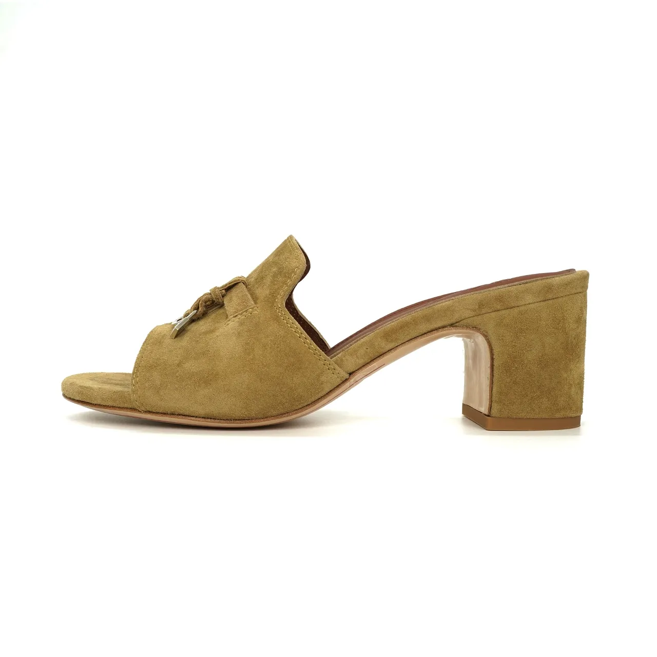 👟👟Ex-factory price 440👟👟 Genuine leather sole +30 suede sheepskin slippers with a strap decorated with Loro Piana My Charms charms and decorated with tone-on-tone stitching. Sophisticated and feminine, it pairs well with both city and resort looks. For those looking for an elegant upgrade, the summer glamor slipper is known for its slim open-back silhouette. size: 35-44 (custom-made sizes 43 and 44 are non-returnable) Upper: imported suede sheep leather (sheep), cowhide ostrich pattern, cowhide snake pattern Lining: imported high-grade mixed sheep silk Heel height: 5.5CM